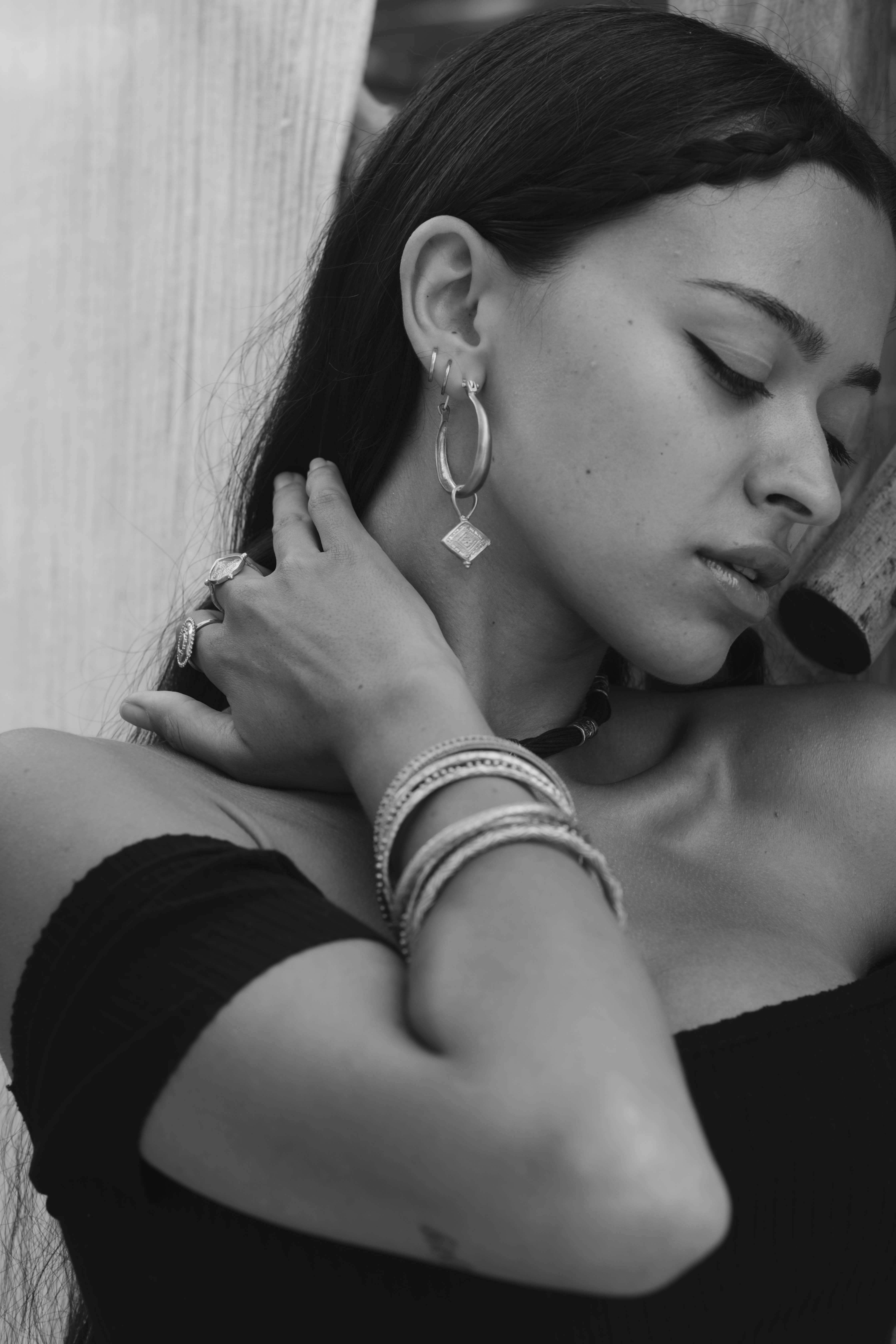 Nakila Collective – wholesale Hoop-örhängen – Kya hoops - vit mässing5