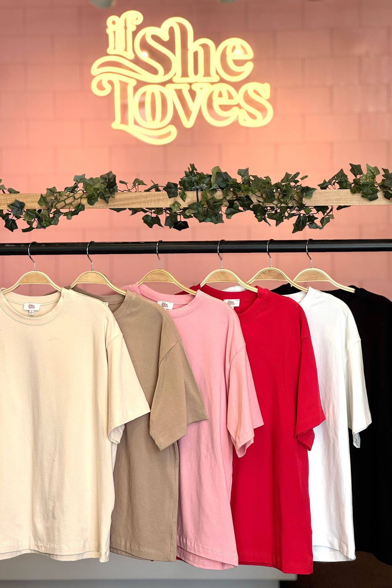 If She Loves – Großhandel T-Shirt – Damen – IST1058C Freund Baumwoll-T-Shirt Rot0