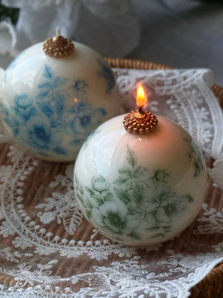 Elegant toile Candle | Vintage Style Christmas Candles for wholesale by VR.candle