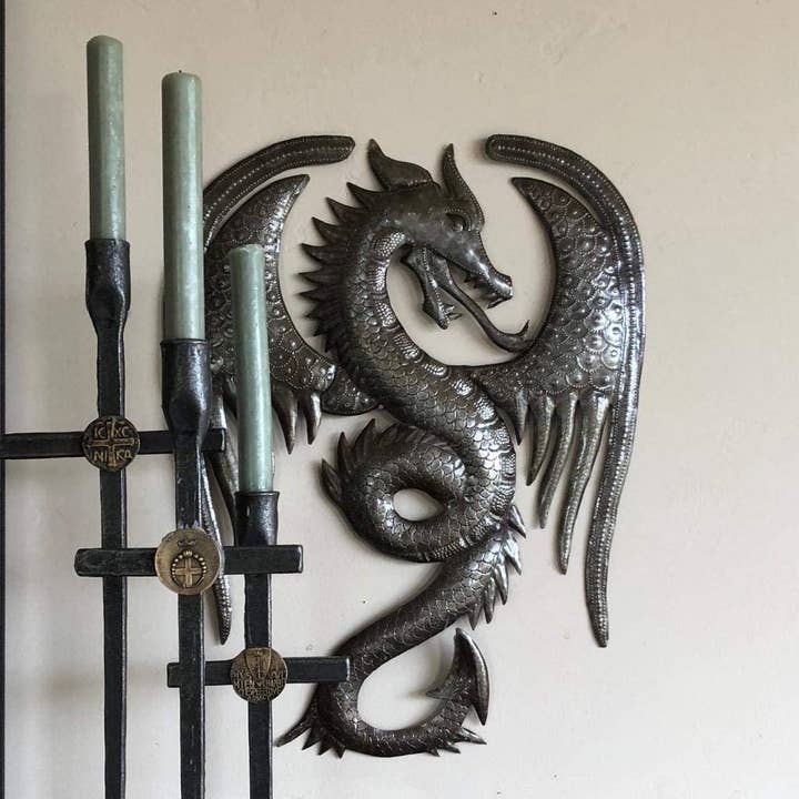 Œuvre d'art murale de dragon de 13,5 po x 17,25 po, dragons en métal, fait main pour la vente par Haiti Fair Trade~ It's Cactus
