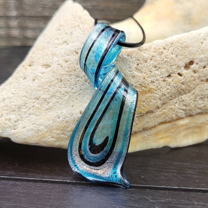 BESHEEK JEWELRY - Vendita all'ingrosso Collana con ciondolo/pendaglio - Ciondolo a spirale in vetro soffiato blu e nero ispirato a Murano1