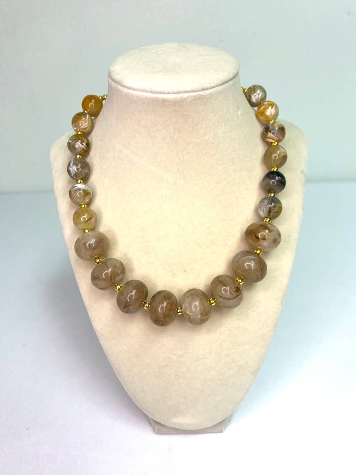 Collier à perles tourbillonnantes neutres pour la vente par Merritt Millie