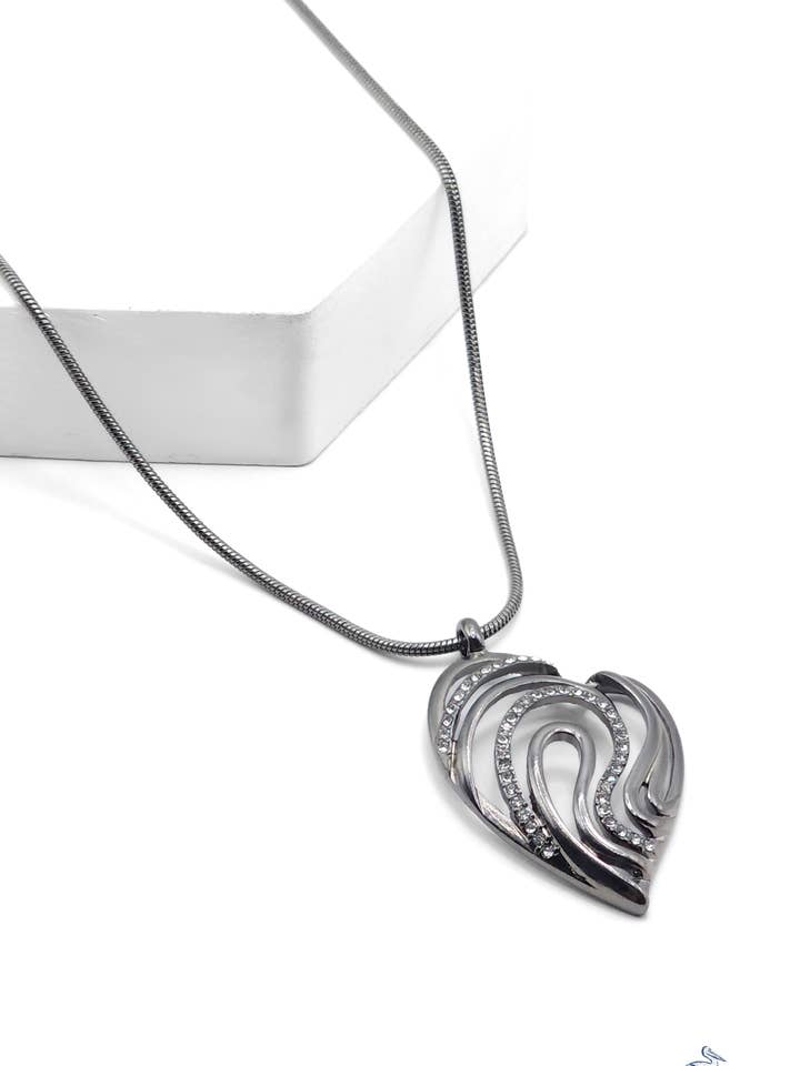 Collier en hématite - Rythme de la ligne de cœur pour la vente par Sunset Marsh LLC