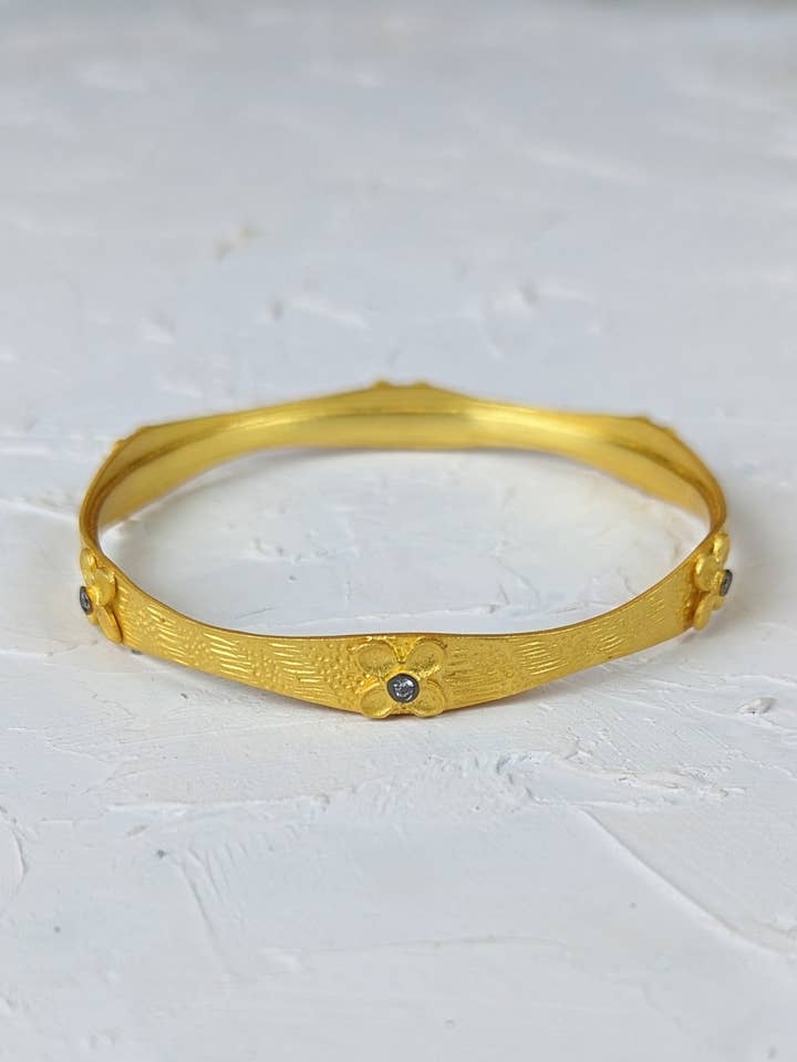 Bracelete Flower Petite Ouro por atacado de Ash & Rose