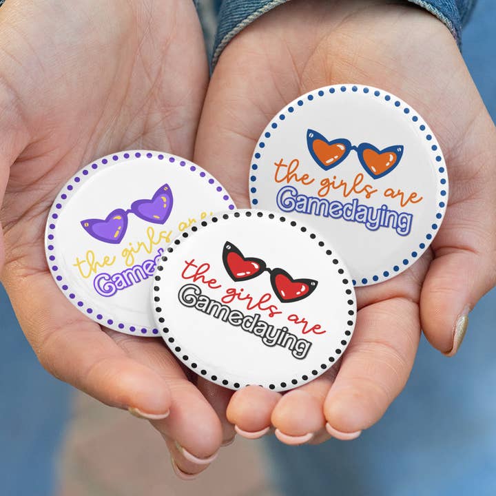 Game Day-knop | De meisjes zijn aan het gamedagen | Aanpasbaar voor wholesale door GameDayDrips