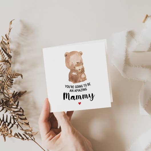 Karte „You're Going To Be An Amazing Mammy“, niedlicher Bär für den Großhandel von Once Upon a Print UK