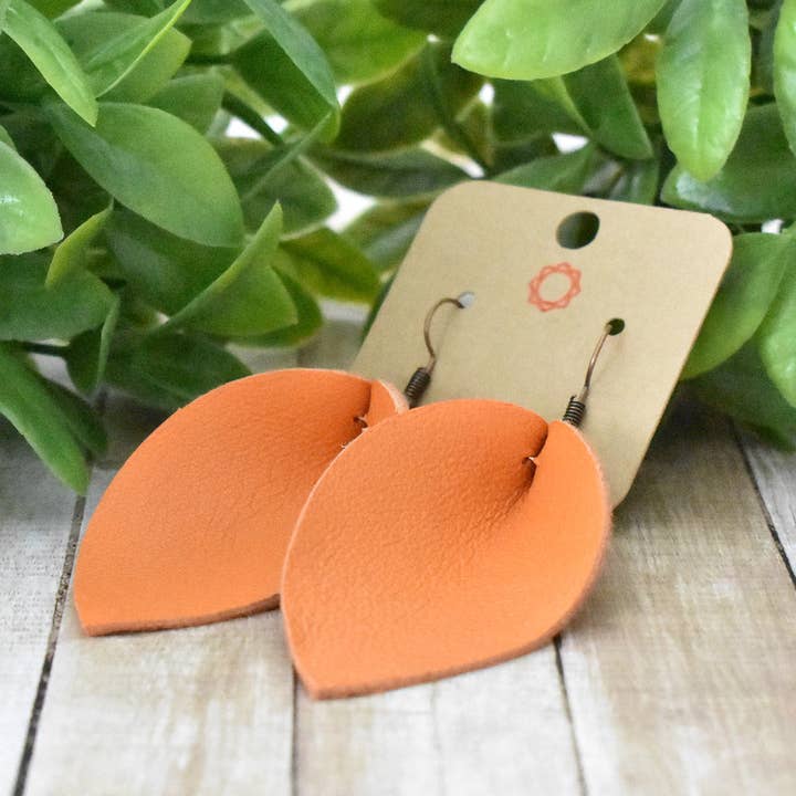 Boucles d'oreilles en cuir orange avec feuilles pour la vente par Prairie Buffalo