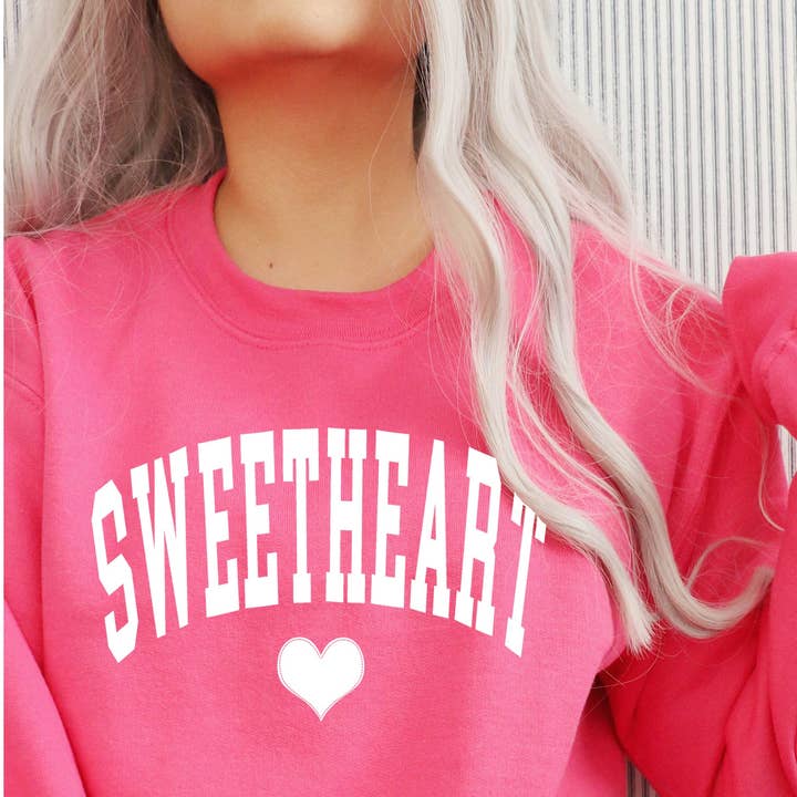 Sweatshirt graphique SWEETHEART pour la vente par BLUME & CO.