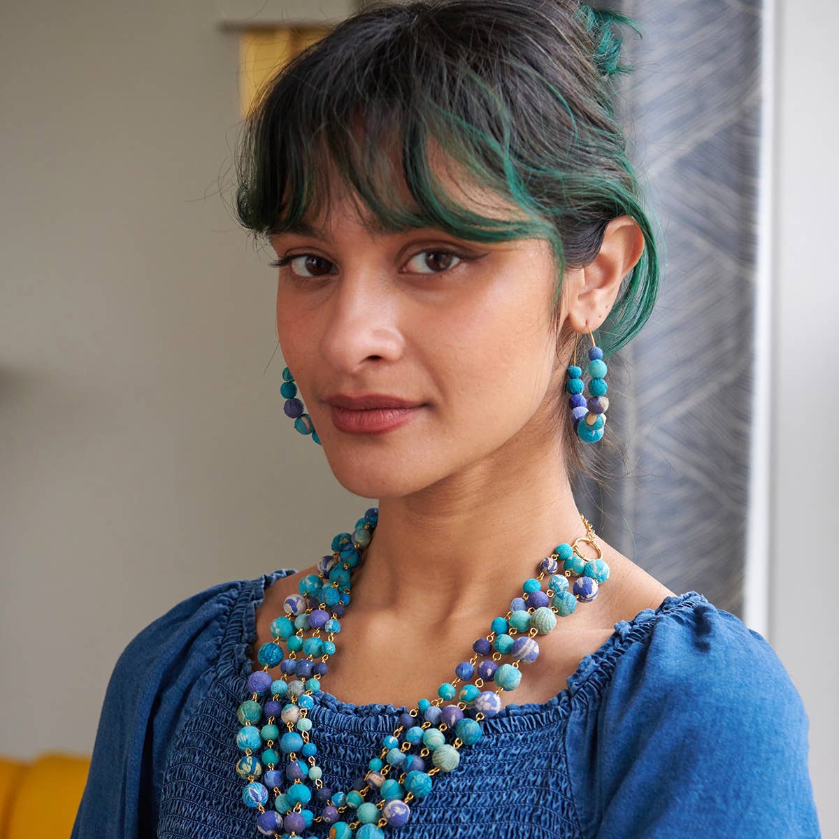 WorldFinds - Venta al por mayor Pendientes de aro - Aros graduados Kantha Azure3