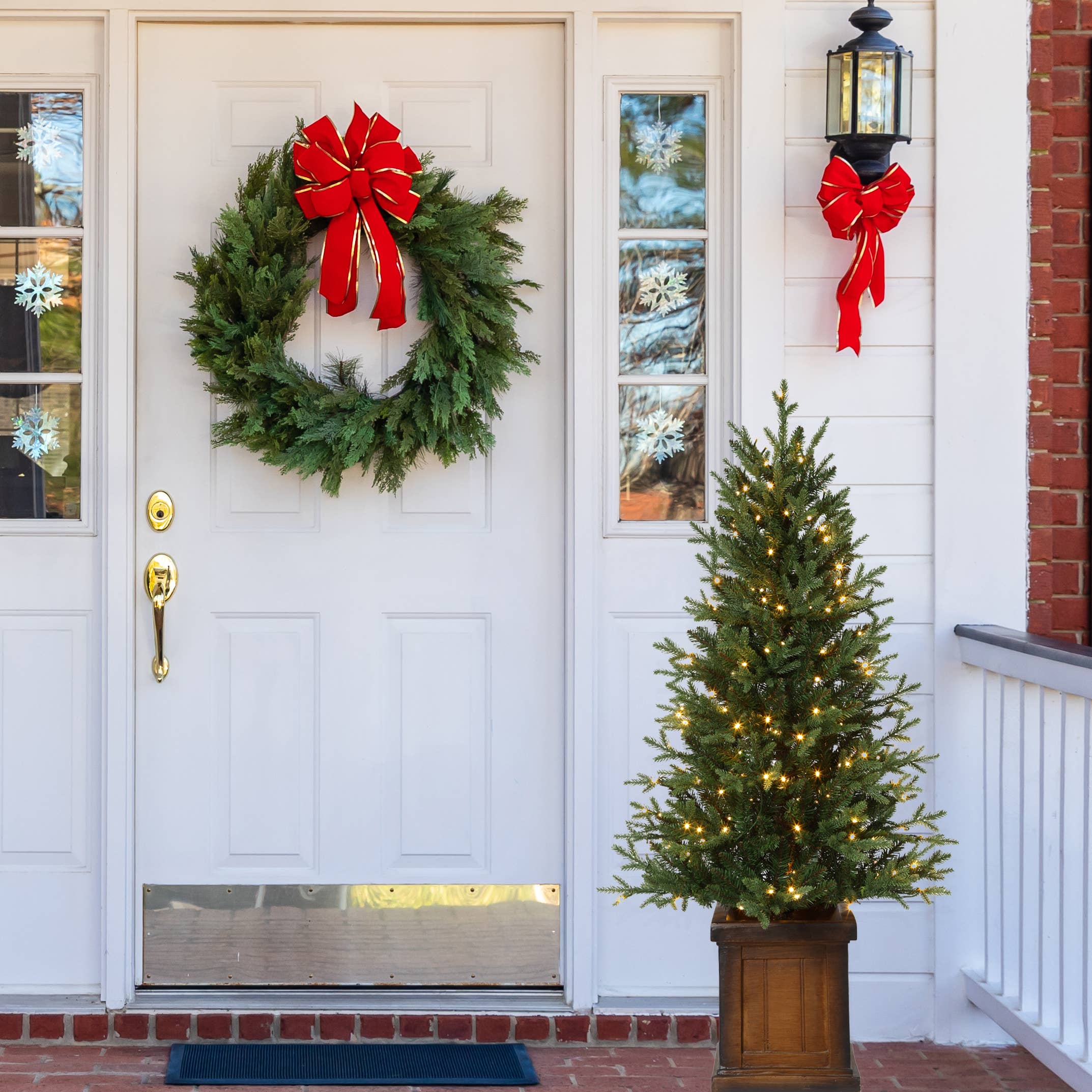 Haute Decor - Wholesale Artificial Christmas Tree - 4.5 Foot Pre-Lit New Haven Fraser Fir Potted Tree3