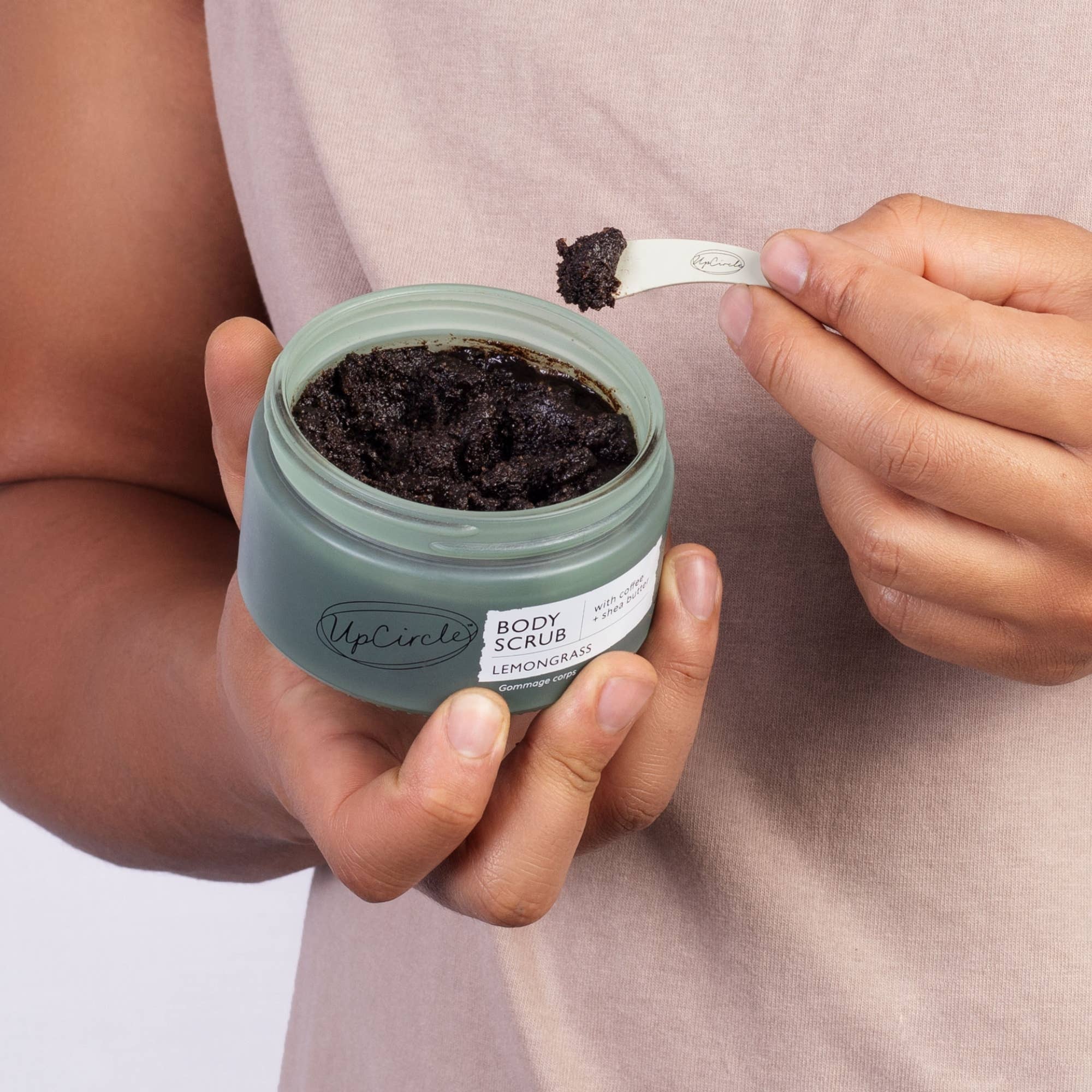UpCircle Beauty Europe – Esfoliante corporal por atacado – Esfoliante Corporal Vegano Eco de Erva-Príncipe com Café + Manteiga de Karité4
