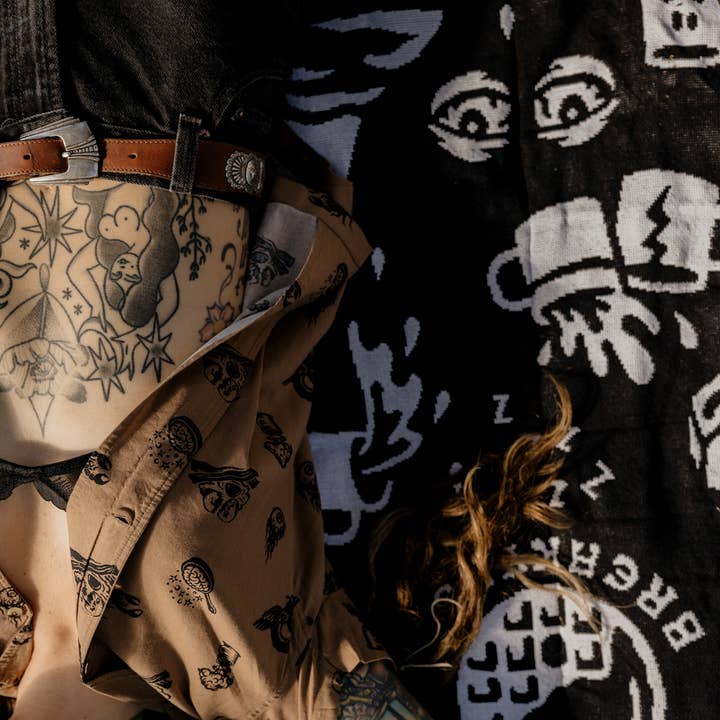 Pyknic – Großhandel Überwurfdecke – Dead Tired Baumwolldecke mit Kaffee-Grafikmuster2