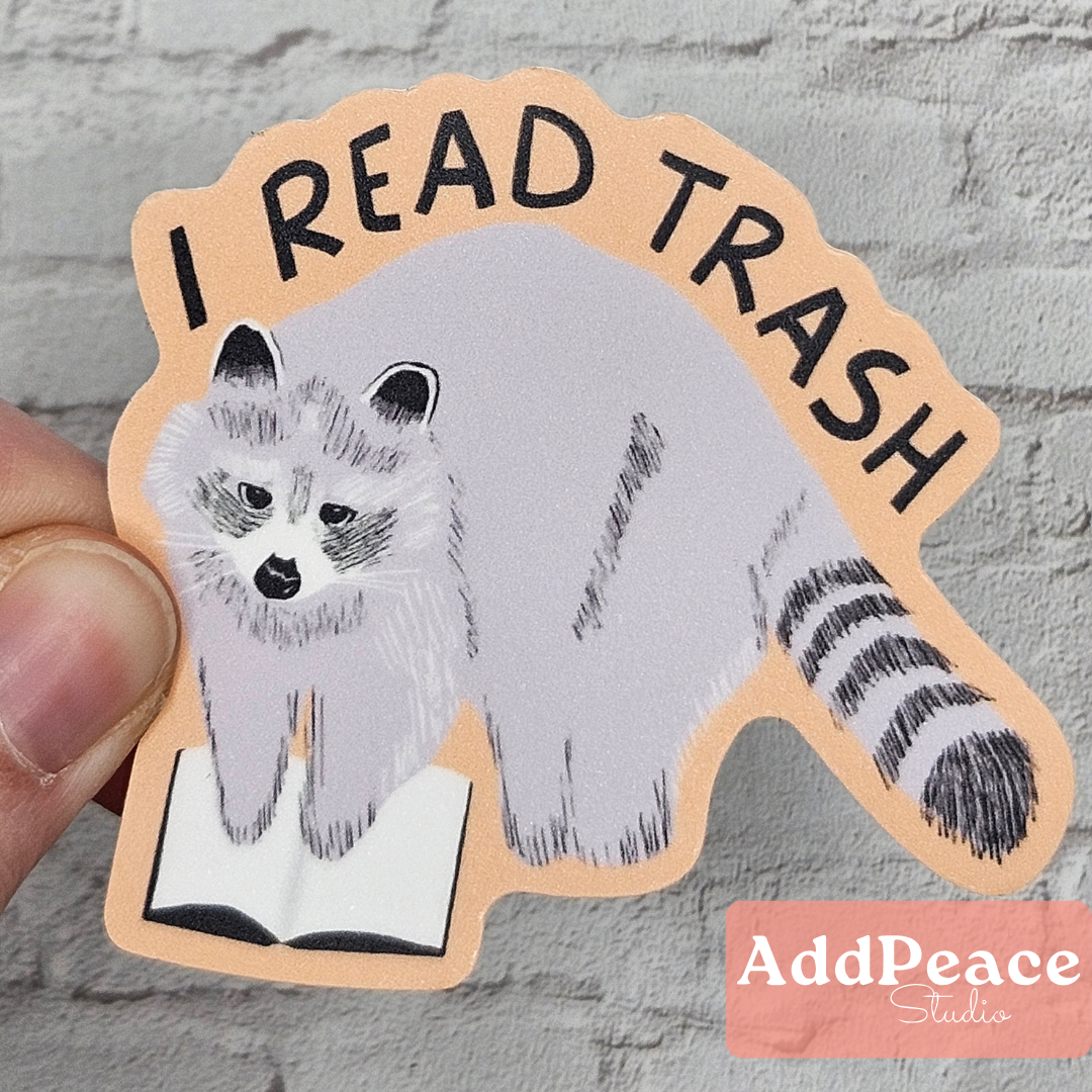 AddPeace Studio – wholesale Klistermärke – Jag läser skräp tvättbjörn rolig vinylklistermärke för bokälskare2