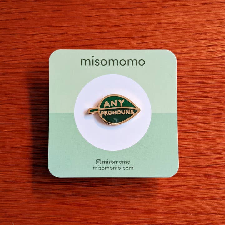 misomomo - Wholesale Lapel Pin/Button - Pronoun Leaf Pin - any pronouns1