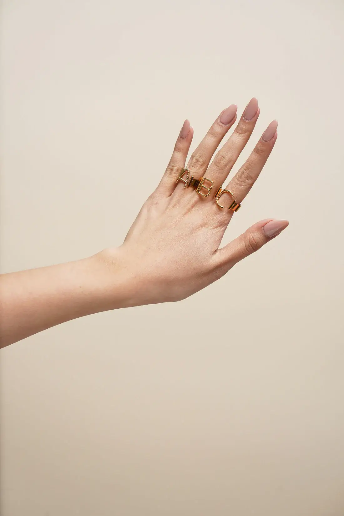 Brenda Grands Jewelry - Vendita all'ingrosso Anello midi/a fascia - Anello Iniziale Aspen in Oro 24K (Regolabile)15