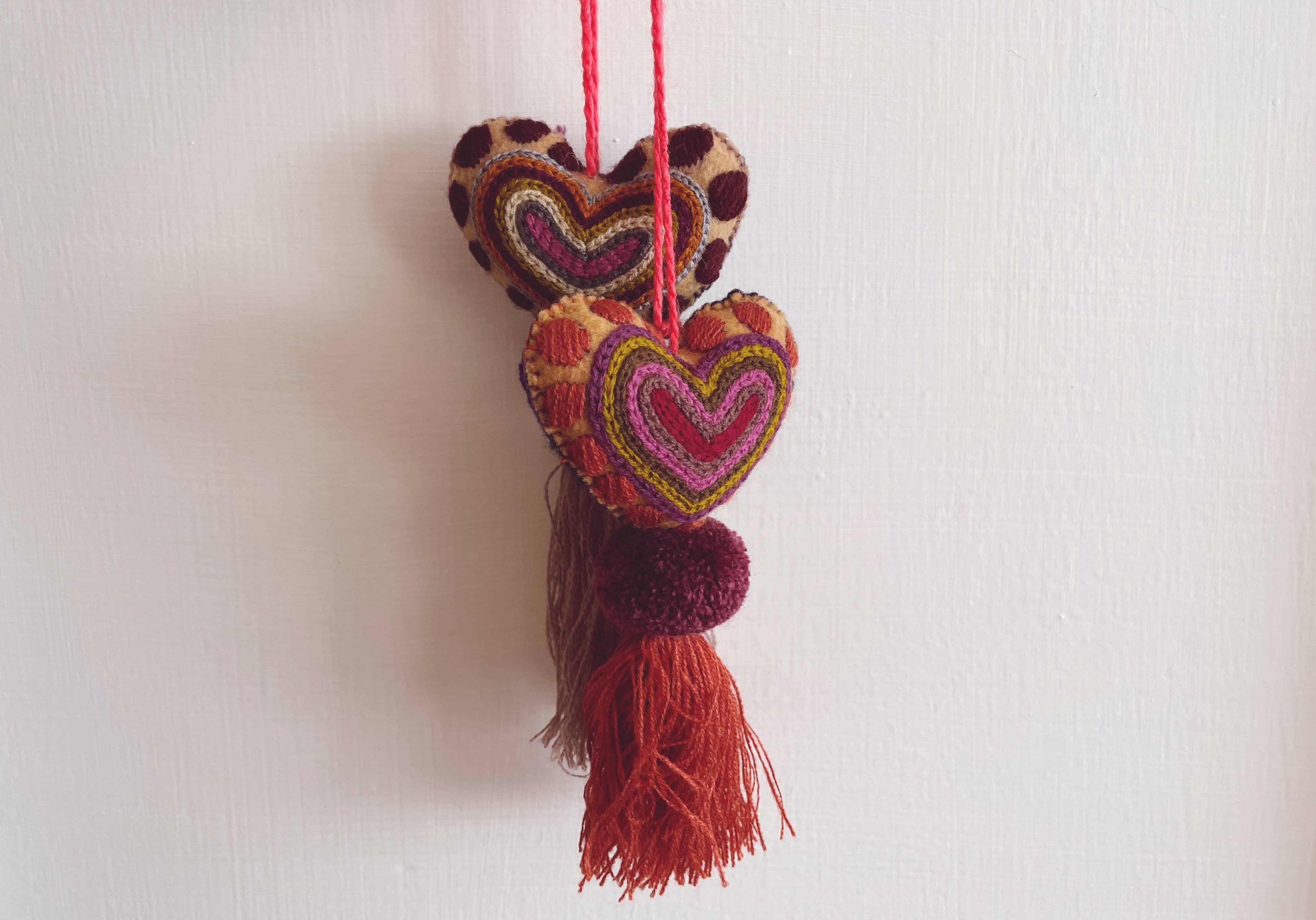 Pura Vida - Wholesale Ornament - Kerstversiering met geborduurd hart en luipaardkwastje2