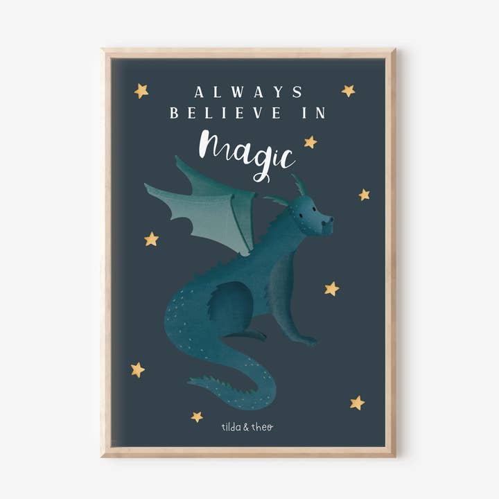 Dragon Magic Poster ”Tro alltid på magi” Läshörntryck för wholesale av Tilda&Theo