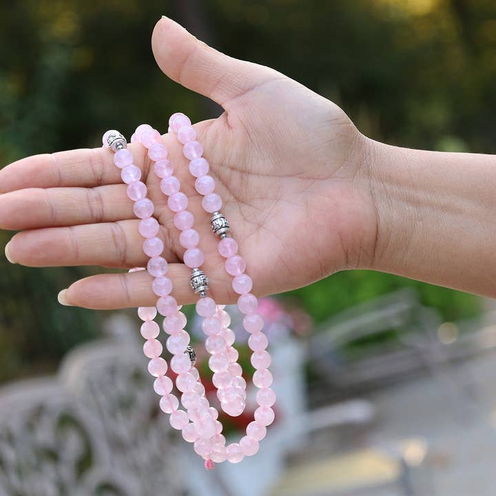 Lungta Imports – Großhandel Perlenarmband – Tibetischer Rosenquarz Mala Meditation Yoga 108 Perlen mit silberner Guru-Perle, silbernen Abstandhaltern und Mala-Holzbox1