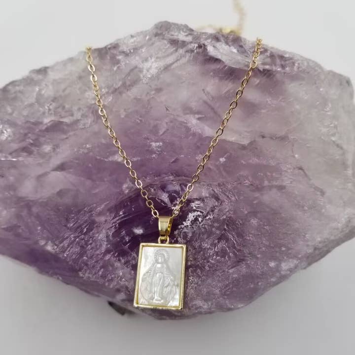 Collier religieux en forme de coquille de la Vierge Marie - Plaqué or pour la vente par magnolia jewelry