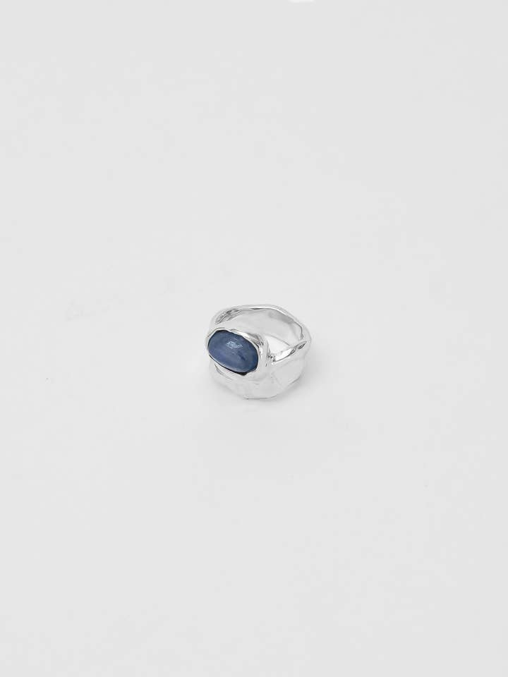 Anello Imogen in cianite e argento sterling per la vendita all'ingrosso da parte di Wolf Circus Jewelry