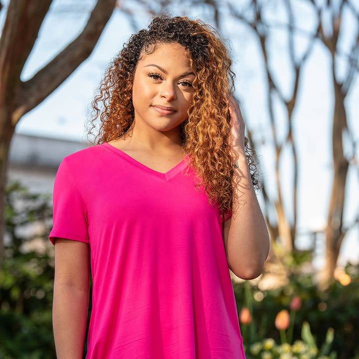 Basic Top mit V-Ausschnitt, schmeichelnde Passform, Fuschia Regular & Plus für den Großhandel von VLU STYLE