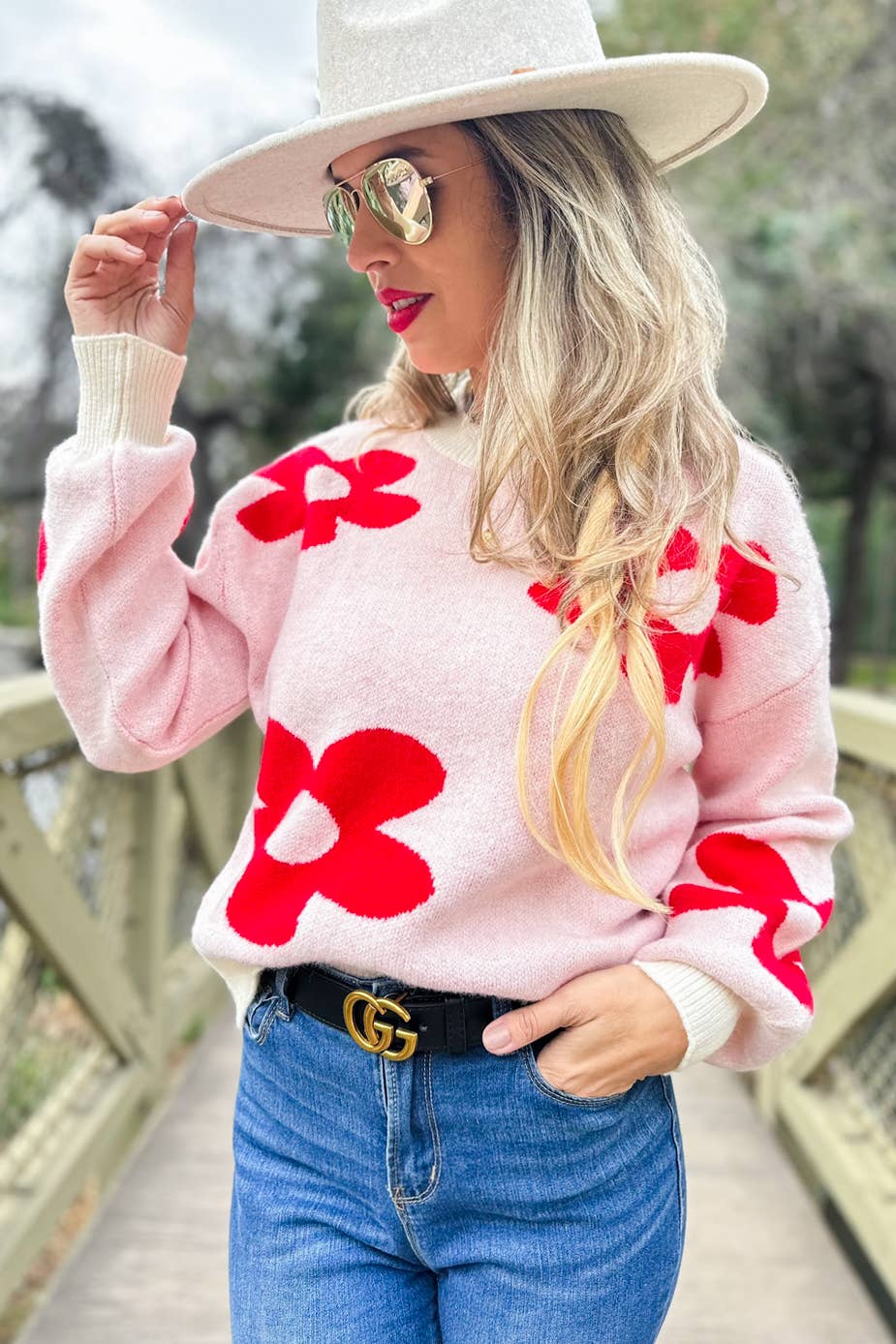 Rouge Pull douillet en tricot imprimé de marguerites rouges en vente sur Faire4