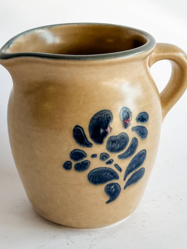 Flødekanne i folkelig kunststil, blå og hvid keramik for engroshandel hos Heirloom & Honey