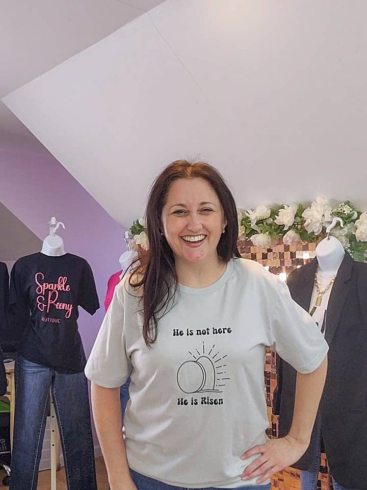 Camiseta Gráfica "He is Risen" em Prata por atacado de Sparkle and Peony