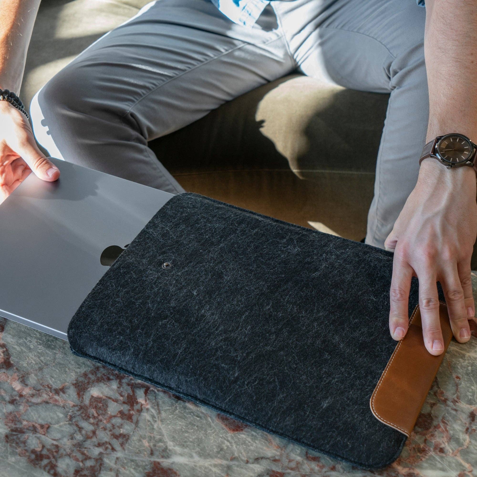 Londo – Engroshandel Taske til bærbar computer/tablet - Unisex – MegaGear Håndlavet Personliggjort Fin Læder- og Fleece Sleeve Taske til MacBook Pro og Air, 16 Tommer, 15 Tommer, 14 Tommer, 13 Tommer & 13,3 Tommer, iPad Pro 12,9-tommer Etui (4. & 3. Gen) Tablets19