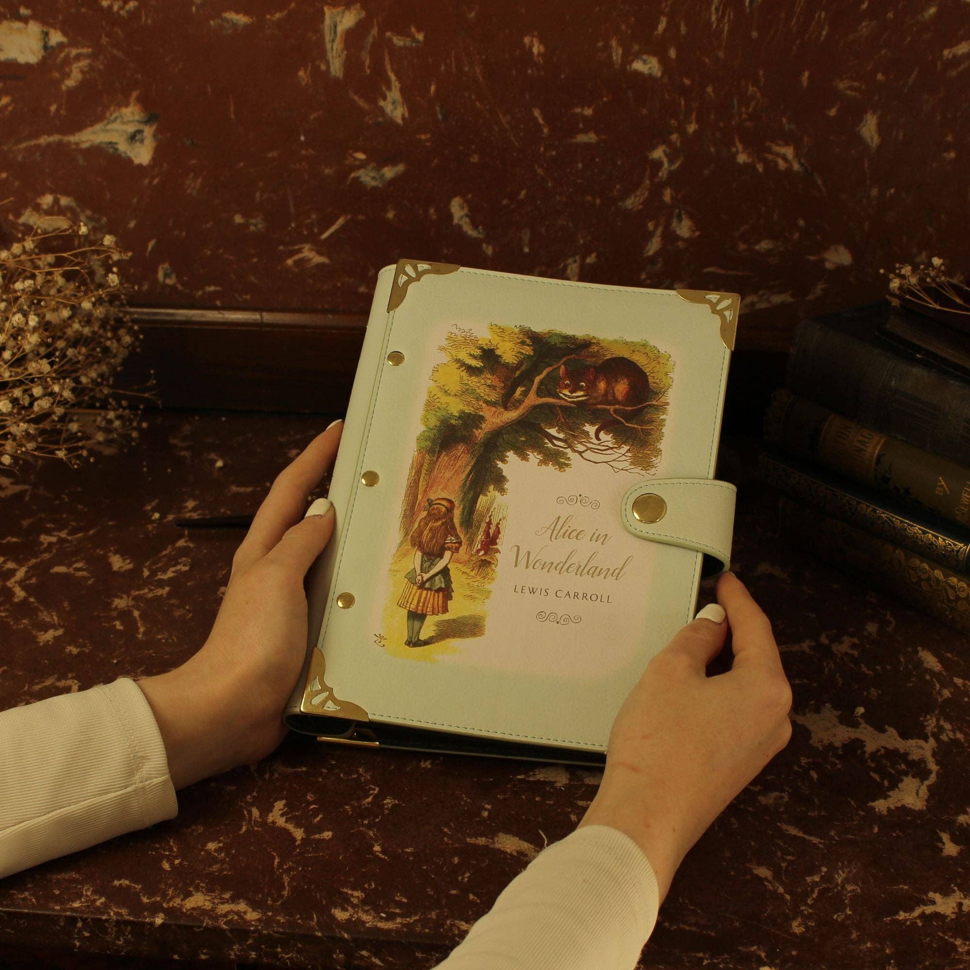 Well Read Company – wholesale Notebook – Alice in Wonderland Turquoise Refillable Ring Binder Notebook2