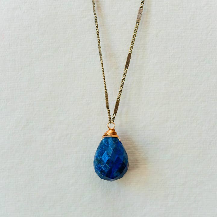 Bella Vita Jewelry - Venta al por mayor Collares con colgantes/abalorios - Collar en forma de gota con piedras naturales de Zara | Lapis
