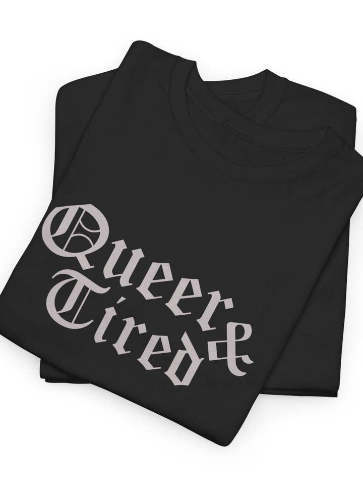 Queer & Træt T-shirt for engroshandel hos Kennidi Co.