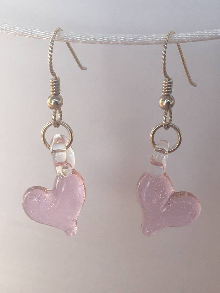 Orecchini pendenti a forma di cuore rosa, regalo, in acciaio chirurgico per la vendita all'ingrosso da parte di The Flowing Crystall