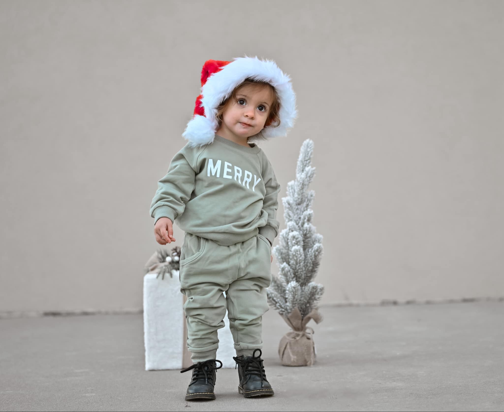 Little Joy Co. – wholesale Top & trouser set – Kids – Merry Graphic Organic Cotton 2pc Jogger Set4