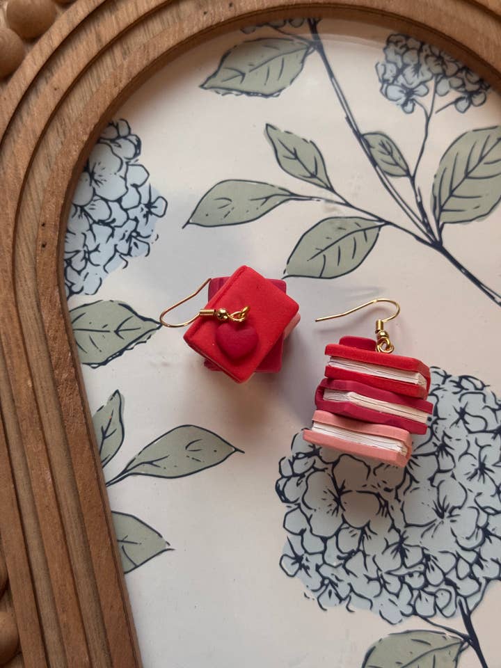Valentines BookStack | Boucles d'oreilles en argile polymère pour la vente par Watch Me Bloom