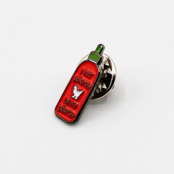 reisundpapier – Großhandel Broschen – Enamel pin "Sriracha"1