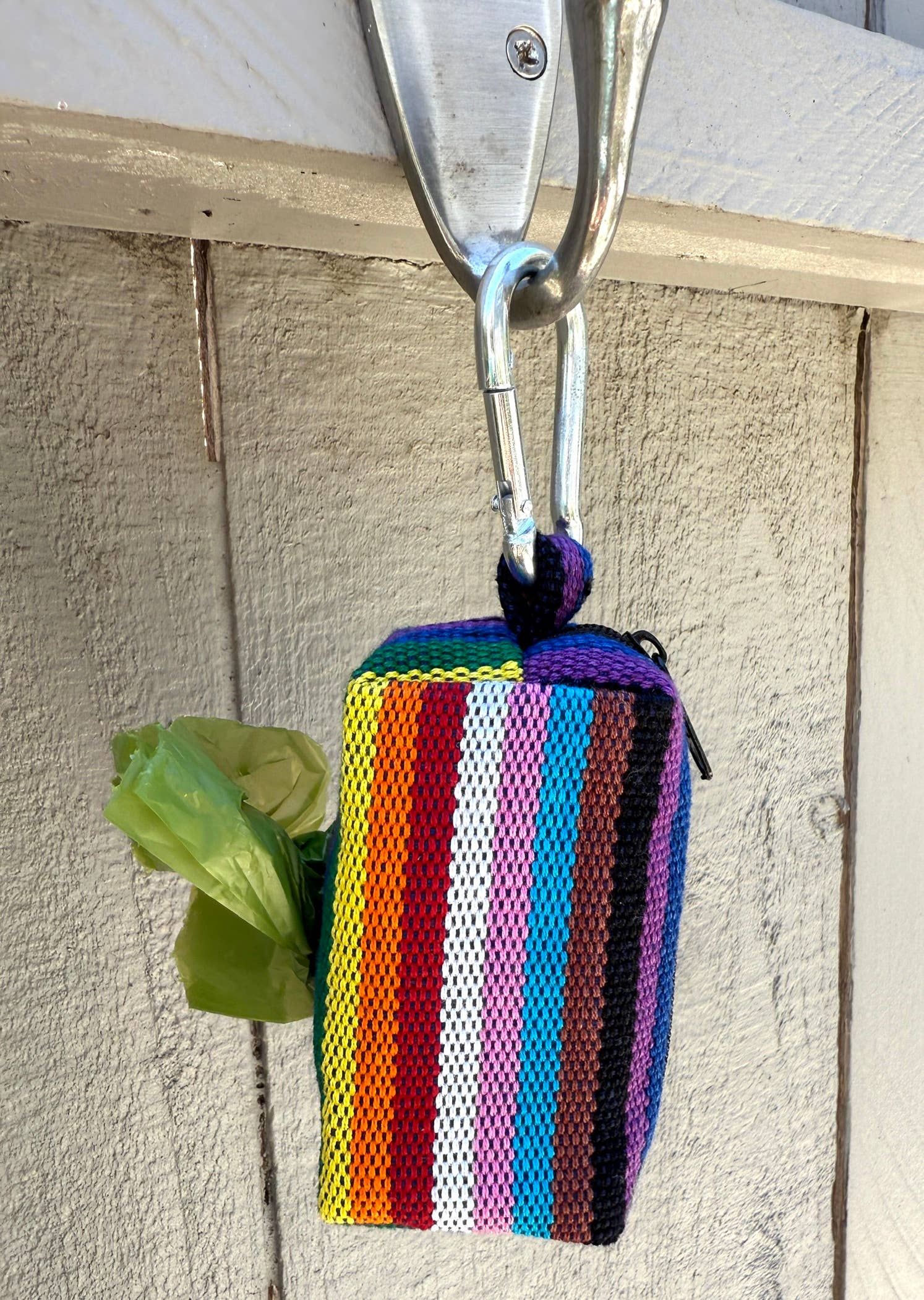 Sam & Nala | intentional style for pets & their people - Vendita all'ingrosso Dispenser di sacchetti per la cacca - Adoralo Amore (arcobaleno) – Porta sacchetti per escrementi di cane fatto a mano3