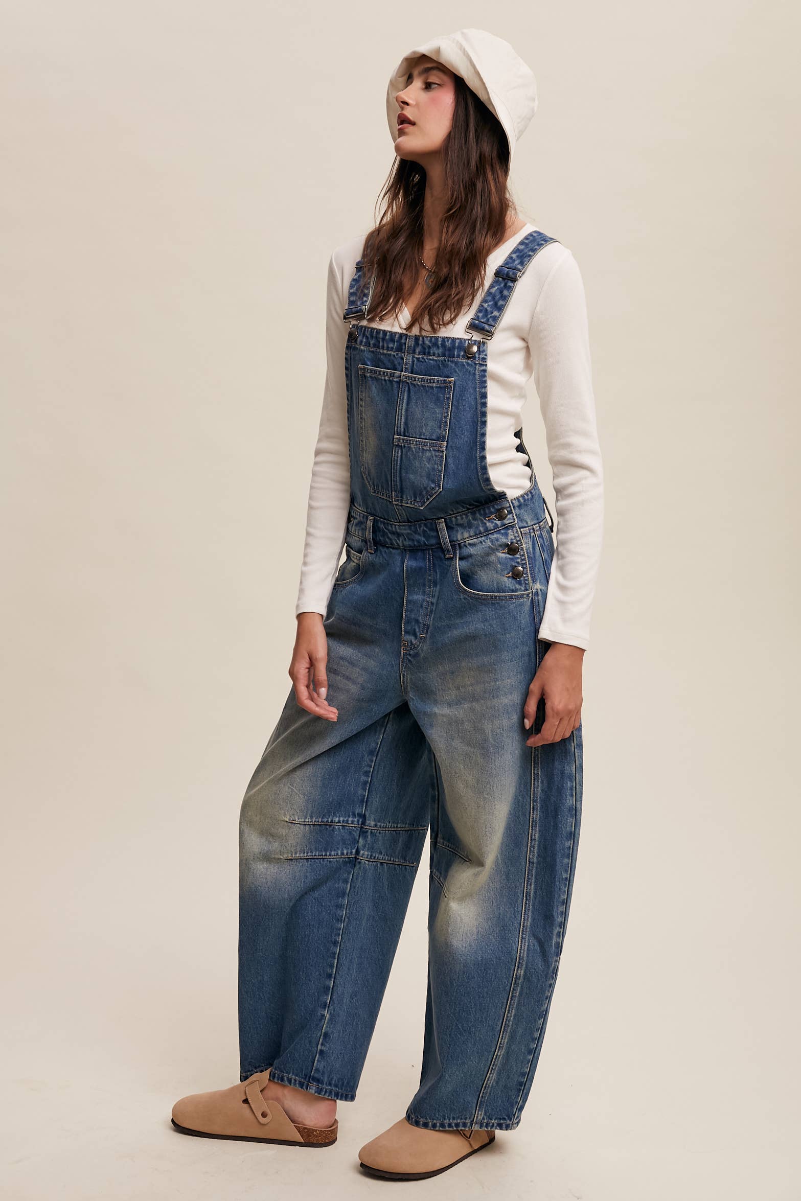 Listicle – Großhandel Overall – Damen – Barrel Jean Latzhose aus Denim mit weitem Bein4