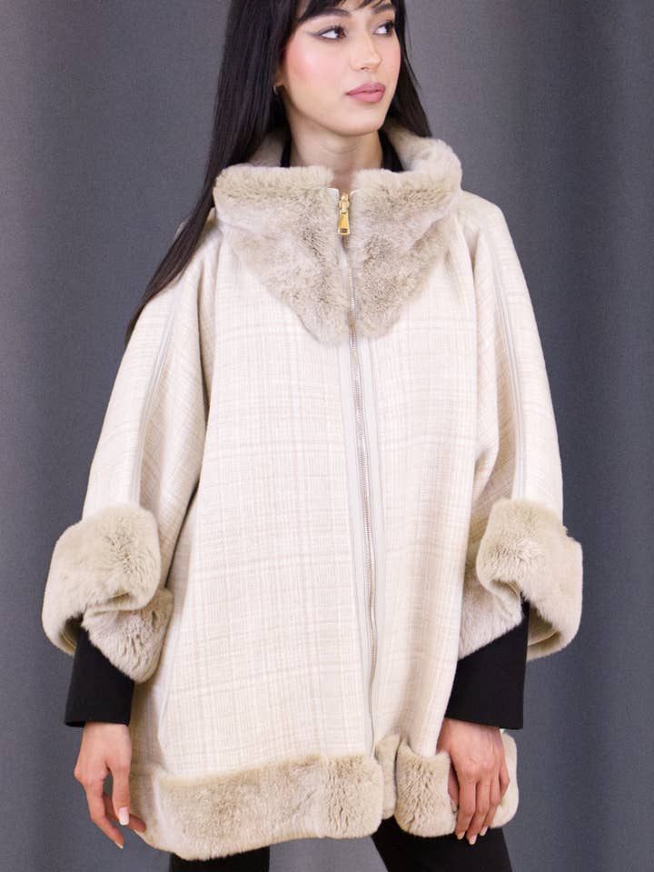 Cape en jersey et fourrure, avec fermeture éclair. pour la vente par Marester