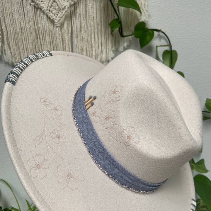 Tesa piatta con perline fatte a mano per la vendita all'ingrosso da parte di Two Arrows NW