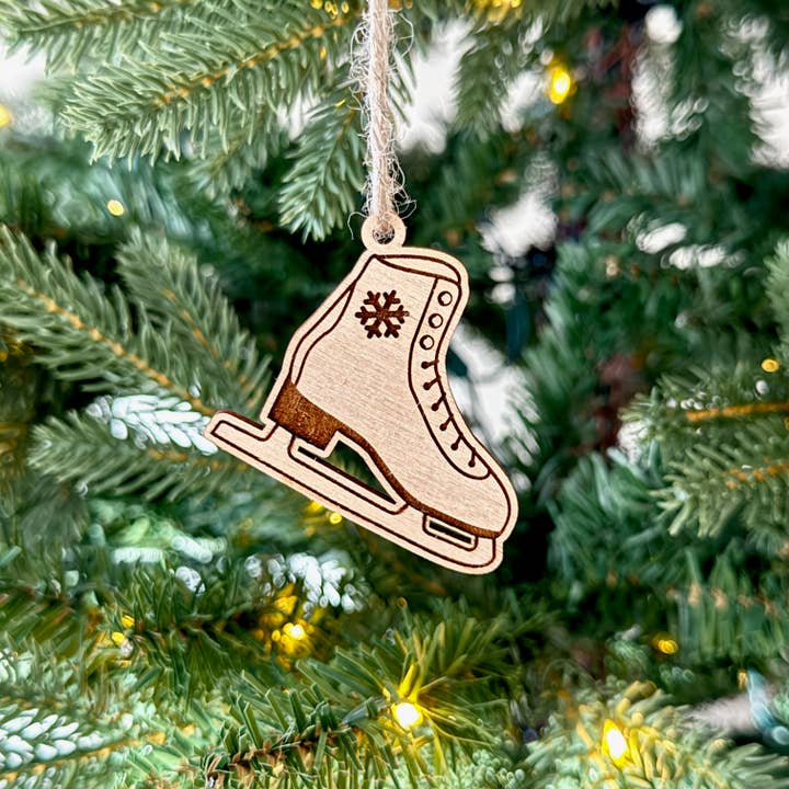 Ornamento in legno inciso con pattino da ghiaccio© di Aurora North Home™ per la vendita all'ingrosso da parte di Aurora North Home