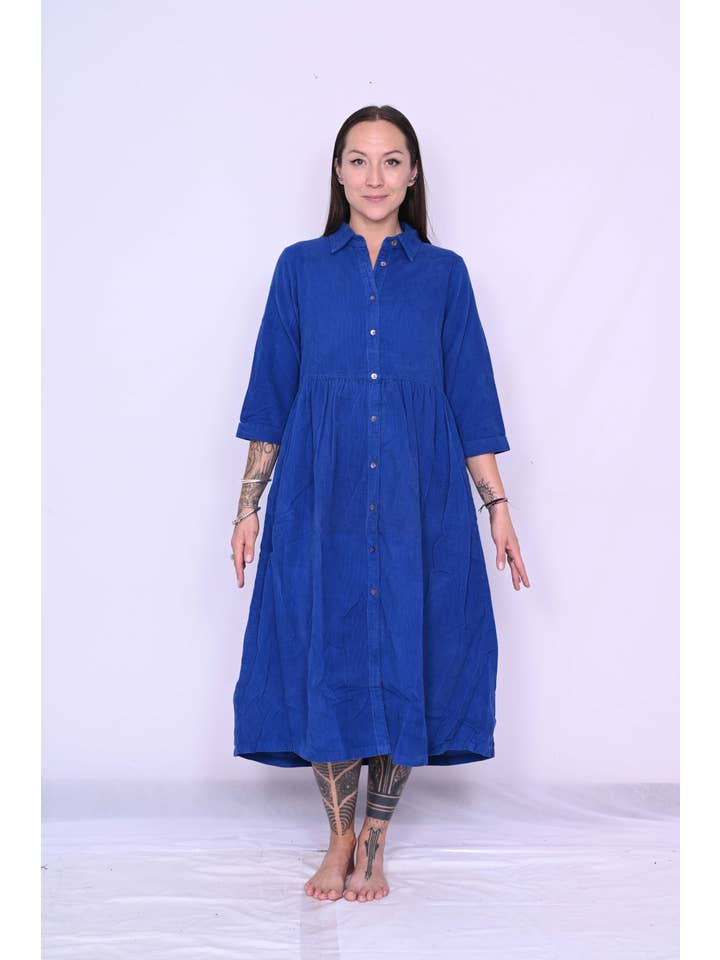 Humanity Centred Designs – Großhandel Kleid – Damen – Winterhemdkleid mit Gänseblümchen_ Bio-Babycordkleid für den Winter4