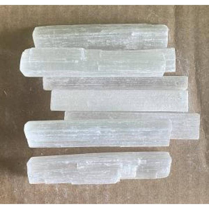 Bâtons bruts non polis de sélénite d'environ 3,5" de long (1 lb) pour la vente par GREENROOTS USA LLC