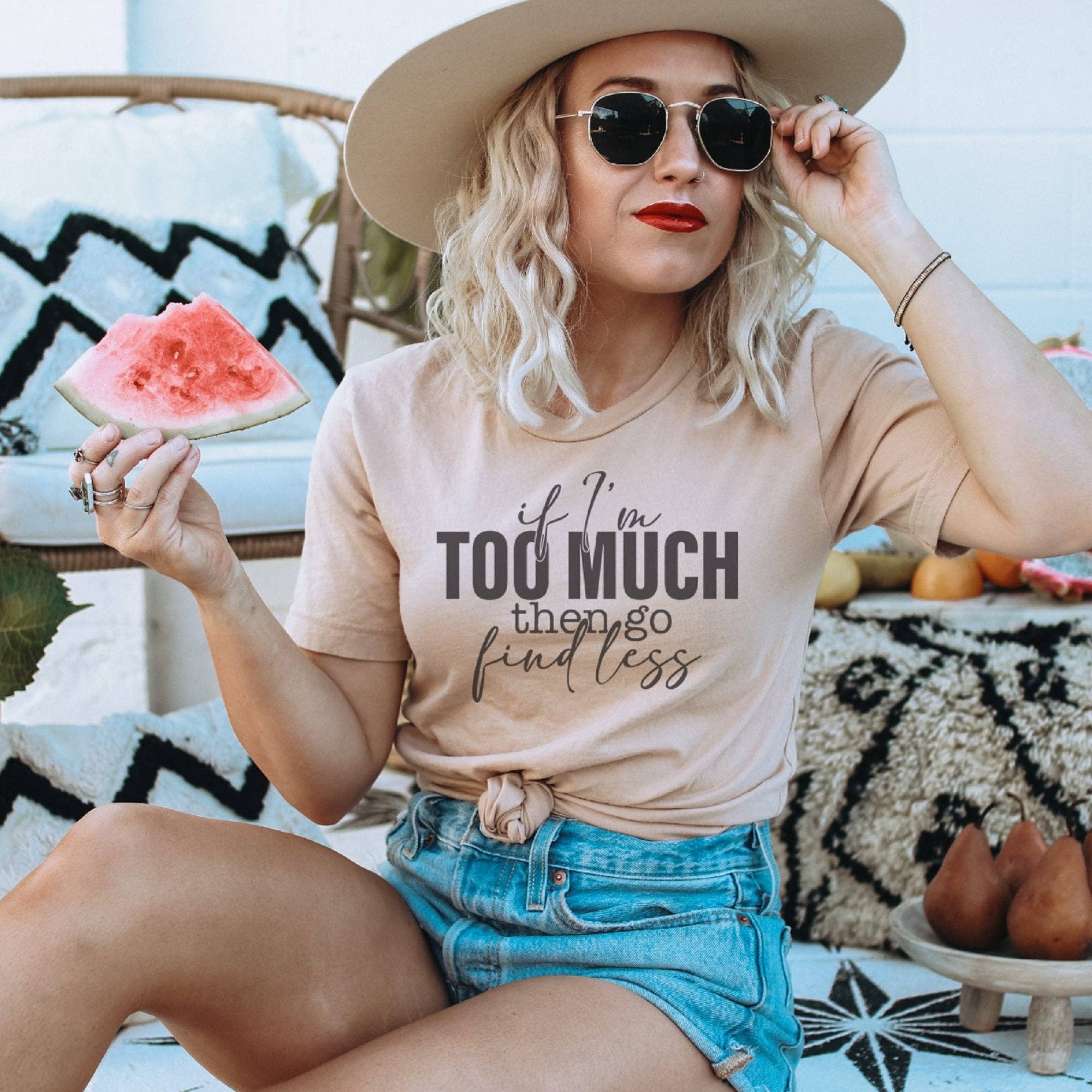 Trendznmore - Modern Graphic Apparel - Venta al por mayor Camiseta serigrafiada - Mujer - Si soy demasiado, ve a buscar menos Camiseta gráfica divertida5