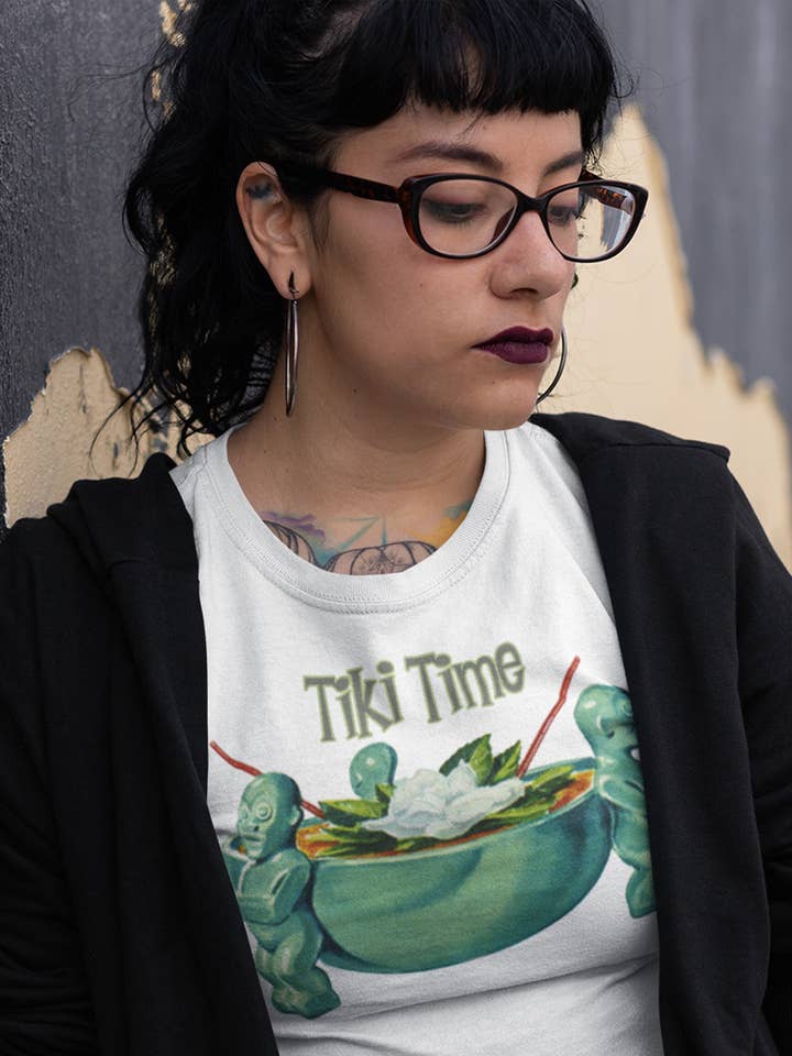 Chemise Tiki Time Cocktail unisexe ou biologique pour femme pour la vente par Acme. Baby Co. LLC