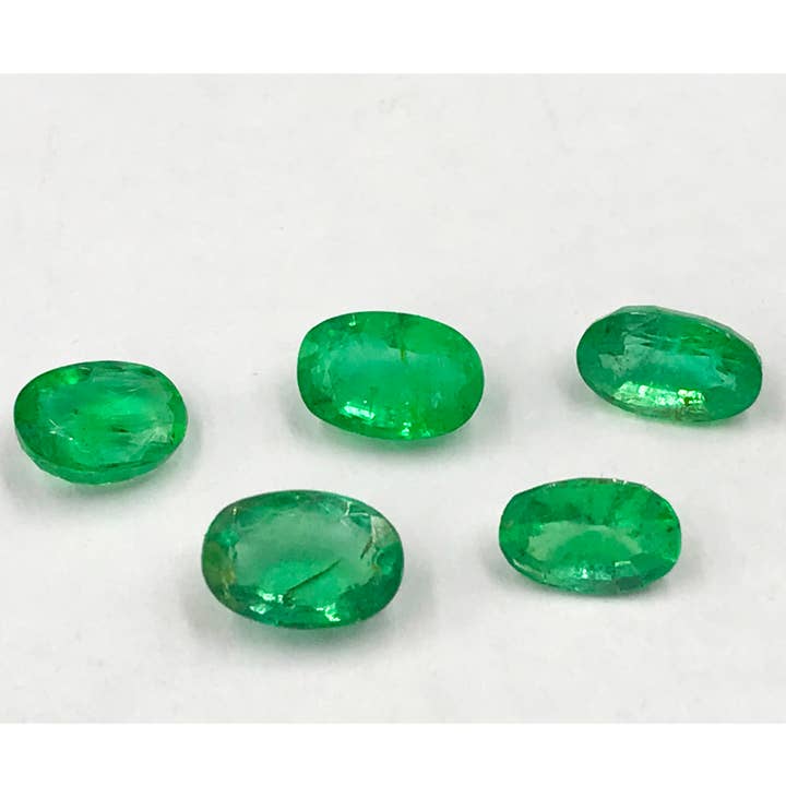 Pierres gemmes d'émeraude à facettes ovales (5 pièces) pour la vente par Weatherham Estate Treasures