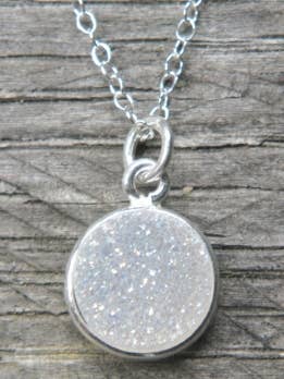 Silver Bezel Druzy Halsband - Regnbåge Vit för wholesale av Sosie Designs