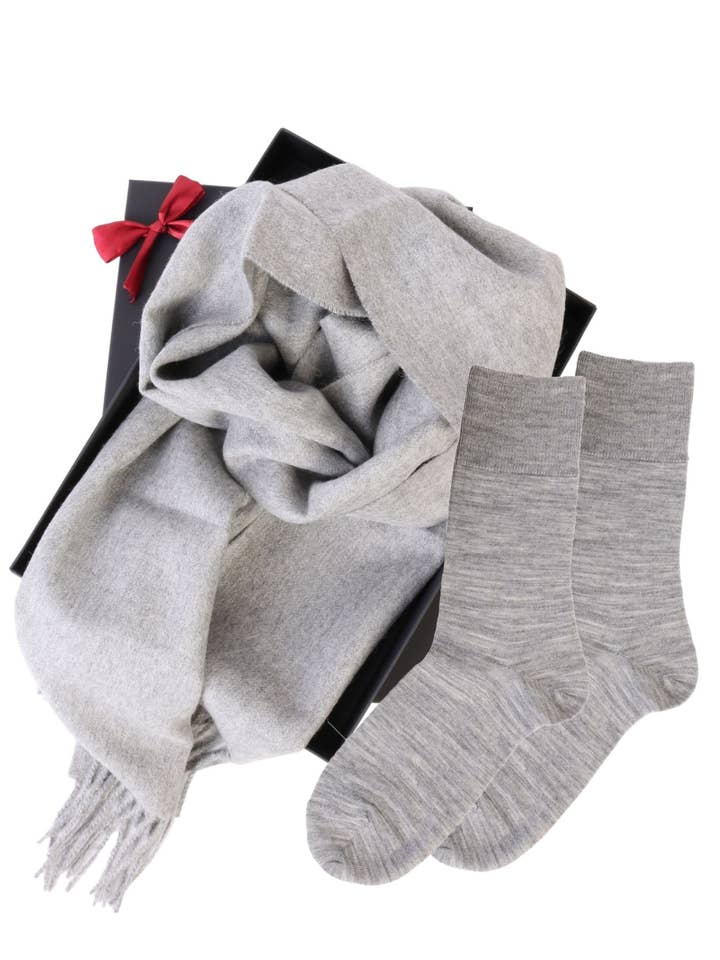 Bufanda de lana de alpaca y calcetines grises DOORA en caja de regalo para mujer para venta al por mayor de Sokisahtel I BestSockDrawer