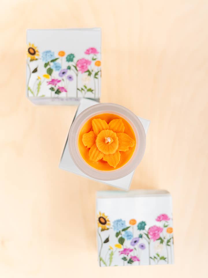Kerze mit Narzissenblüten, umweltfreundlich, in verschiedenen Größen erhältlich für den Großhandel von Multifaceted™ Artisan Candles