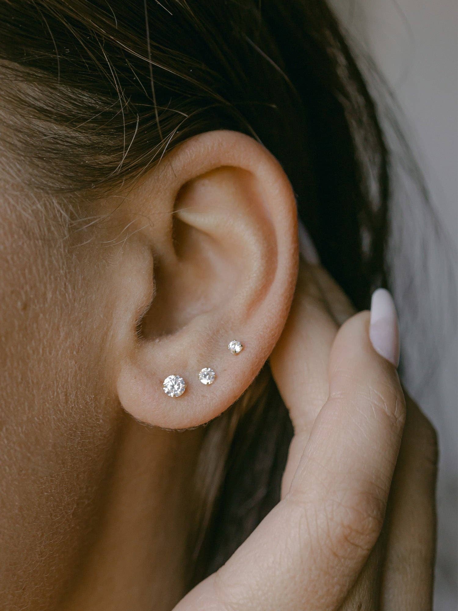 Ofina Jewelry – Großhandel Ohrstecker – Runde Zirkonia-Ohrstecker aus 14 Karat massivem Gold3